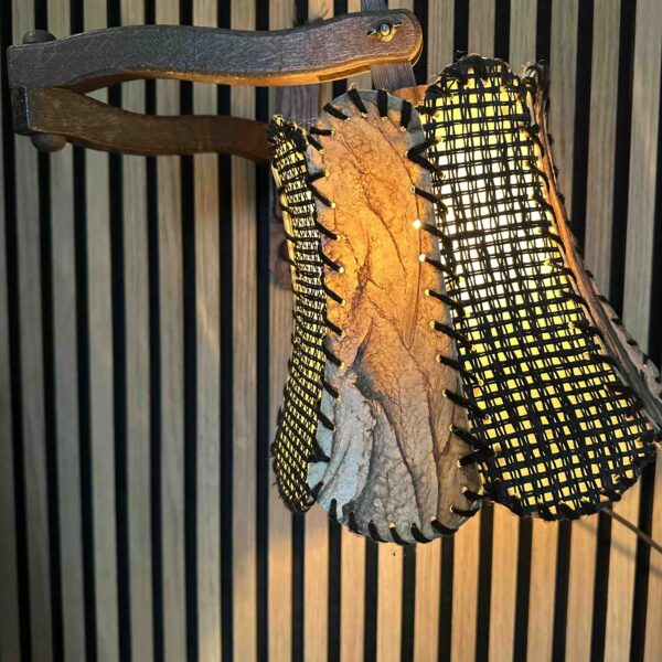 Eiken jaren 70 wandschemerlamp met varkensblaas kap