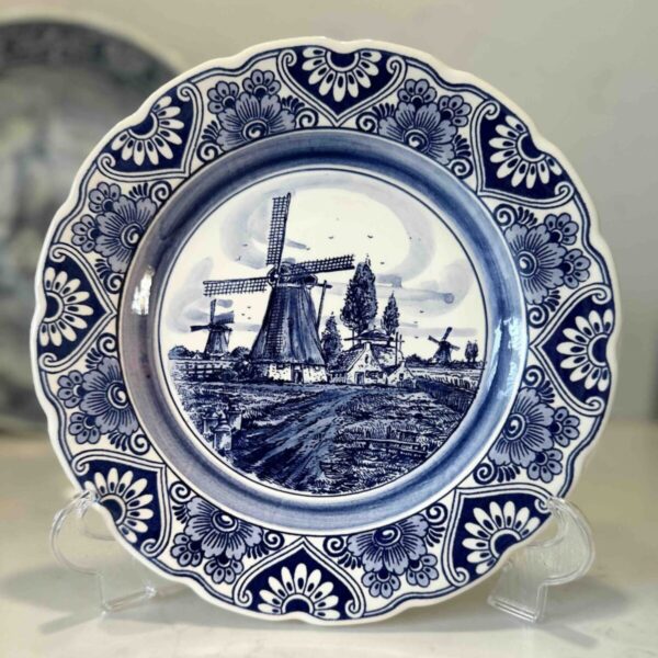Delfts blauw bord met drie molens