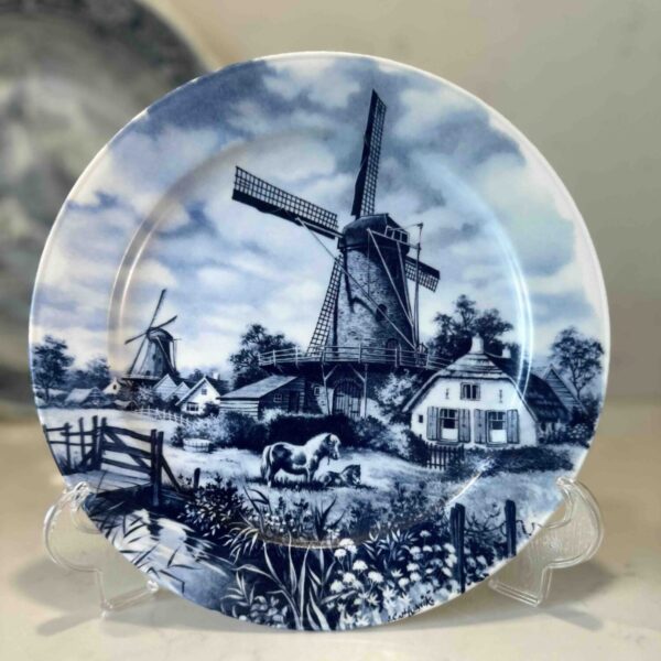 Delftsblauw bord met molens met paardje